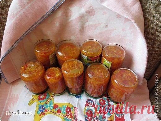 Халявка
Хочу поделиться с вами, мои дорогие, уникальным рецептом! Называется сей продукт- Халявка. Рецепт подарила мне мама моей подруги- сама она была родом из Белоруссии, готовила тАк, что до сих пор помним, а ее уже давно нет с нами. Вот уже 20 лет я ежегодно готовлю только эту заготовку. Бывает, пробую новые рецепты, но халявка всегда! Это 1 порция на 3 килограмма помидоров.
Сам рецепт:
3 кг помидоров
1 кг моркови
1 кг лука
1 кг болгарского перца
300 гр раст. масла
100...