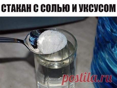 Вот что будет с квартирой, если поставить на пол стакан с солью и уксусом.