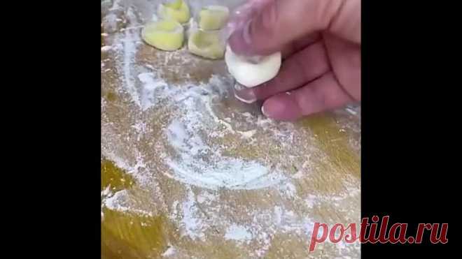 Ленивые вареники с картошкойКогда не хочется возится с лепкой обычных варeников!
Понадобится:
- Картофель - 500 гр
- Мука - 150 гр
- Яйцо - 1 шт
- Сливочное масло - 15 гр
- Лук - 1 шт
- Подсолнечное масло
- Соль

Приготовление:
Берем очищенный картофель и отвариваем в слегка подсоленной воде до полной готовности. Картофель разминаем, воду добавлять не нужно. Добавляем одно куриное яйцо, кусочек сливочного масла, 150 г просеянной муки, все хорошо перемешиваем и делим на рав...