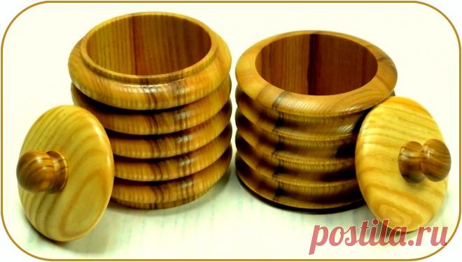 Емкости для сыпучих продуктов своими руками Здравствуйте, уважаемые читатели и самоделкины!Практически у каждого из Вас на кухне имеется различная деревянная посуда.В данной статье Алексей, автор YouTube канала «Aleksey Leontev», расскажет Вам как он изготовил необычные емкости для сыпучих продуктов.Материалы.— Доски из ясеня— Клей Titebond