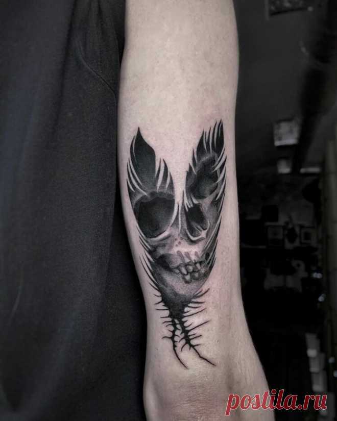 Тату black&grey, перо, черепа на плече мастер Алексей Бурков (ID: 66051) - фото татуировок
