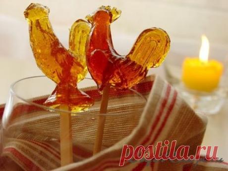 Петушок на палочке, как в детстве.

Ингредиенты только натуральные, и никаких «Е»:
- вода – 6-9 ст.л;
- сахар – 9 ст.л.;
- лимонная кислота – щепоточку или 1 ст.л винного уксуса;
- масло растительное для смазки формы;
- палочки или шпажки.

Наливаем в кастрюльку воду, добавляем сахар и лимонную кислоту. Ставим на маленький огонь. Варить, медленно помешивая. Смесь доводим до карамельного цвета и выключаем. Готовность карамельной массы можно проверить если капнуть каплю в хо...