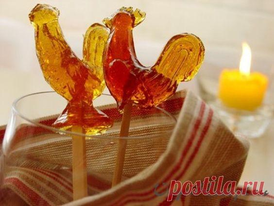 Петушок на палочке, как в детстве.

Ингредиенты только натуральные, и никаких «Е»:
- вода – 6-9 ст.л;
- сахар – 9 ст.л.;
- лимонная кислота – щепоточку или 1 ст.л винного уксуса;
- масло растительное для смазки формы;
- палочки или шпажки.

Наливаем в кастрюльку воду, добавляем сахар и лимонную кислоту. Ставим на маленький огонь. Варить, медленно помешивая. Смесь доводим до карамельного цвета и выключаем. Готовность карамельной массы можно проверить если капнуть каплю в хо...