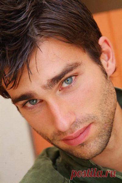 Мужчина с зелеными глазами.
