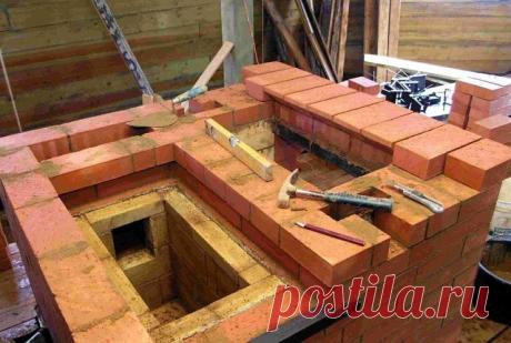 Как самому сложить печь 

По давно сложившейся традиции большинство загородных домов оборудуется в наше время многофункциональными русскими печами, идеально подходящими для создания атмосферы уюта и тепла в современном жилище. 

В ходе решения вопроса о том, как самому сложить печь, прежде всего, нужно правильно выбрать место под неё. При этом в конструктивном плане вам необходимо будет выполнить следующие условия: 

расстояние от деревянных конструкций до стенок дымового ...