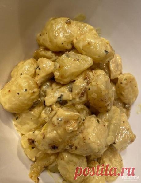 Ньокки с курицей под сливочным соусом.
Ньокки (итал. gnocchi) — итальянские клецки, обычно овальной формы. Чаще всего для их приготовления используются пшеничная мука, манная крупа, яйца, сыр, рикотта, картофель, шпинат, хлебные крошки. Ньокки обычно подают в качестве первого блюда в сочетании с сыром, томатным соусом, песто или растопленным сливочным маслом.
Приготовление ньокки :
900 гр картофель
2 шт яйца
200 гр муки
1 ст. л соли
Отвариваем картофель до полной готовност...
