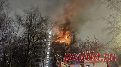 В Москве произошёл пожар в 12-этажном жилом доме — видео. Сотрудники МЧС России полностью ликвидировали огонь в многоэтажном доме в Москве. В результате возгорания погибли две женщины, семь человек удалось спасти. На месте работали 28 специалистов и восемь единиц техники. В Следственном комитете России заявили, что точная причина возгорания будет установлена по результатам пожарно-технической экспертизы. Читать далее