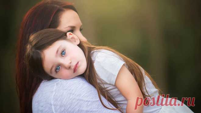 Самое ужасное, что могут сделать родители для своей дочери — воспитать её «хорошей девочкой». Я не говорю сейчас порядочной, умной или ответственной. Я говорю — хорошей. «Хорошесть» — это привычка ориентироваться на чужие оценки, боязнь обидеть любую сволочь, стремление разглядеть лучшее в каждой какашечке. Быть хорошей — читай, удобной — это тяжелый груз, от которого многие не могут избавиться всю жизнь...