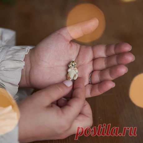 Photo by Онлайн-школа миниатюры on November 11, 2021. May be an image of person and child.