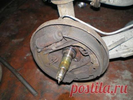 Ступица задняя: функции и инструкция по замене Задняя ступица предназначена для того, чтобы соединять подвижное колесо и элемент подвески – балку. Конструкцию ступицы можно сравнить с небольшим стаканом, изготовленным из металла. Во внутренней его части запрессован специальной конструкции подшипник. Очень простое устройство, но оно может доставить массу хлопот автомобилисту – при износе подшипники начинают сильно гудеть. А если своевременно не произвести замену, то шарики ...