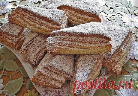 Слойки на кефире.  
 
У них есть одно свойство -они не залёживаются!!!;)  
 
Вам потребуется:  
 
Для теста:  
сливочное масло 250 г,  
1 ст. кефира 250 мл,  
1 п. разрыхлителя (10 г)  
3 ст. муки (480 г).  
 
Для крошки:  
3/4 ст. муки (120 г)  
3/4 ст. сахара (150 г)  
100 г сливочного масла (натереть на тёрке)  
 
Как готовить:  
 
1. Для теста: натереть на тёрке сливочное масло, добавить 1 ст. кефира, разрыхлитель и муку.  
Замесить быстро тесто и поставить его в холод...