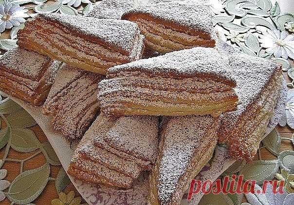 Слойки на кефире.  
 
У них есть одно свойство -они не залёживаются!!!;)  
 
Вам потребуется:  
 
Для теста:  
сливочное масло 250 г,  
1 ст. кефира 250 мл,  
1 п. разрыхлителя (10 г)  
3 ст. муки (480 г).  
 
Для крошки:  
3/4 ст. муки (120 г)  
3/4 ст. сахара (150 г)  
100 г сливочного масла (натереть на тёрке)  
 
Как готовить:  
 
1. Для теста: натереть на тёрке сливочное масло, добавить 1 ст. кефира, разрыхлитель и муку.  
Замесить быстро тесто и поставить его в холод...