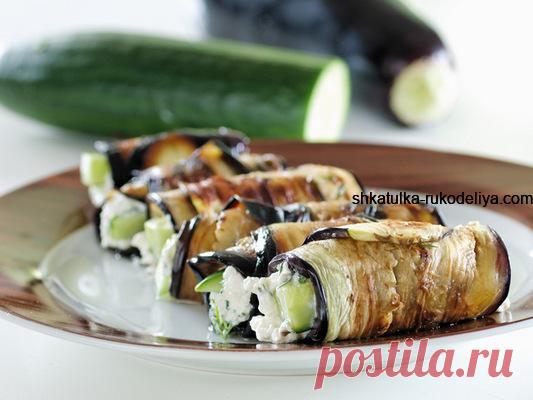 Свіжий сир фета зазвичай використовують як гарнір до зелених салатів і помідорів, а також у свіжих салатних заправках. У цьому рецепті ми змішаємо цей сир з кисломолочним сиром та свіжою кінзою. Загорнемо все це у м'ясисті скибочки баклажана, а посередині сховаємо шматочок хрусткого огірка. Інгредієнти (на 4 персони) 4 баклажани200 г домашнього сиру100 г свіжої