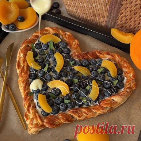 Рецепт Слоеный пирог с голубикой и персиками без сахара