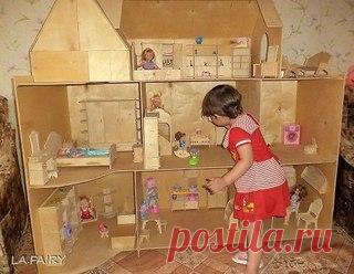 Папа сделал для дочки большой кукольный домик