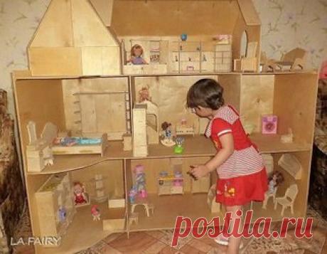 Папа сделал для дочки большой кукольный домик