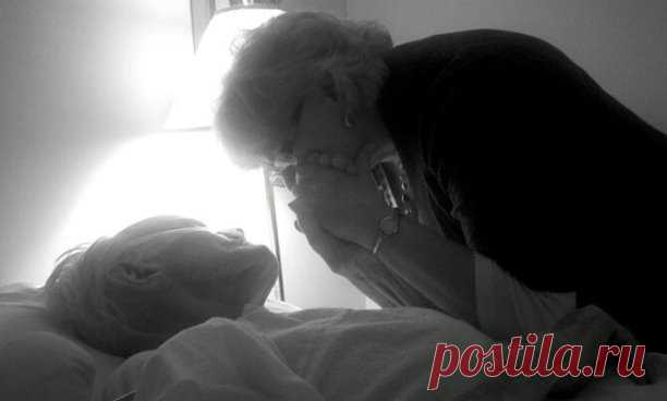 Прощание с мамой
 Минуты боли..и тяжесть скорби...
От меня мама навек уходит...
Окончен путь. Маячит точка.
Я называюсь пока что дочкой...

Бегут мгновенья,такая малость.
Недолго дочкой мне быть осталось.
Прости, родная, за всё, что было...
Не доласкала, не долюбила...

Бывала резкой, а ты молчала,
Не упрекала, за всё прощала....
Моих детей в доброте растила...
Всех привечала и всех любила..

Никто не видел худого взгляда,
Внучатам малым была ты рада-
В футбол играла,читал...