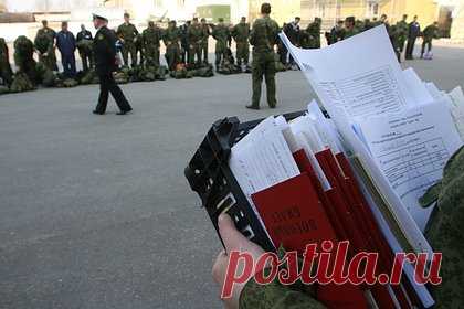 В российском регионе сменили военкома из-за подозрений в продаже военных билетов. В Якутске сменили военкома Афанасия Захарова после задержания по подозрению в оформлении военных билетов за деньги. На данный момент на посту его сменил подполковник Евгений Крупенков, сообщила вице-премьер регионального правительства Ольга Балабкина. О задержании Захарова стало известно в конце июля.