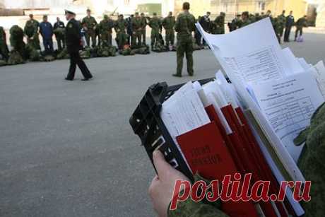 В российском регионе сменили военкома из-за подозрений в продаже военных билетов. В Якутске сменили военкома Афанасия Захарова после задержания по подозрению в оформлении военных билетов за деньги. На данный момент на посту его сменил подполковник Евгений Крупенков, сообщила вице-премьер регионального правительства Ольга Балабкина. О задержании Захарова стало известно в конце июля.