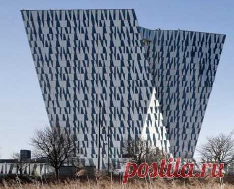 Необычный отель Bella Sky Hotel (Дания) Не так давно в Копенгагене был открыт отель Bella Sky Hotel на 814 номеров, форму которого нельзя назвать обычной. Это две башни высотой 76,5 м, которые возведены под наклоном 15 градусов и соединенные между собой. Стоит отметить, что небезызвестная Пизанская башня имеет гораздо меньший...