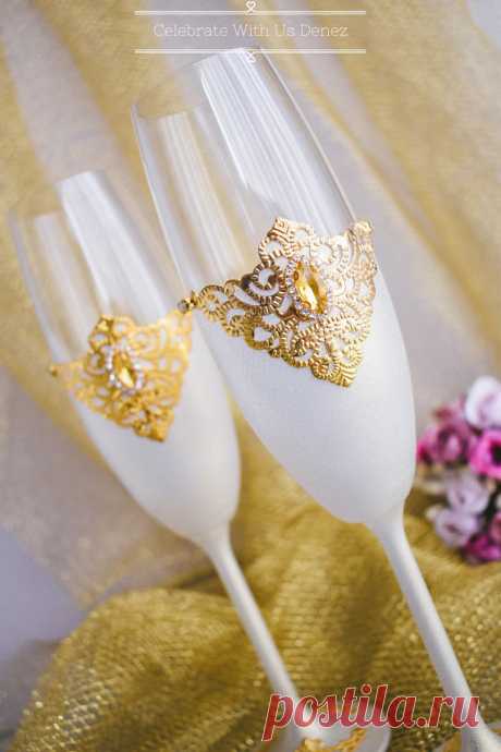 GOLD Wedding Glasses Toasting Flutes Champagne Flutes Toasting Glasses Set Bride and Groom Crystals Champagne Flutes Set 2 pcs GOLD Wedding Glasses Toasting Flutes Champagne Flutes Toasting Glasses Set Bride and Groom 2pcs  These beautiful wedding toasts, suitors, and the bride will really perform at your wedding ceremony. Wedding glasses are elegantly decorated with gold filigree and crystals. A