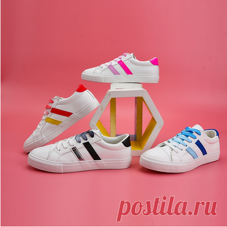 Женские кроссовки на плоской подошве