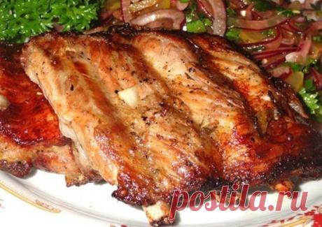 Очень вкусные ребрышки!
Ингредиенты:
●свиные ребрышки
●соевый соус
●соль, перец, любимые специи
●лук
Приготовление:
1. Свиные ребрышки замариновать в соевом соусе, луке, перце, специях. Оставить на 1-2 часа
2. Накрыть фольгой и отправить в разогретую духовку на 1,5 часа за 20 минут до готовности снять фольгу.