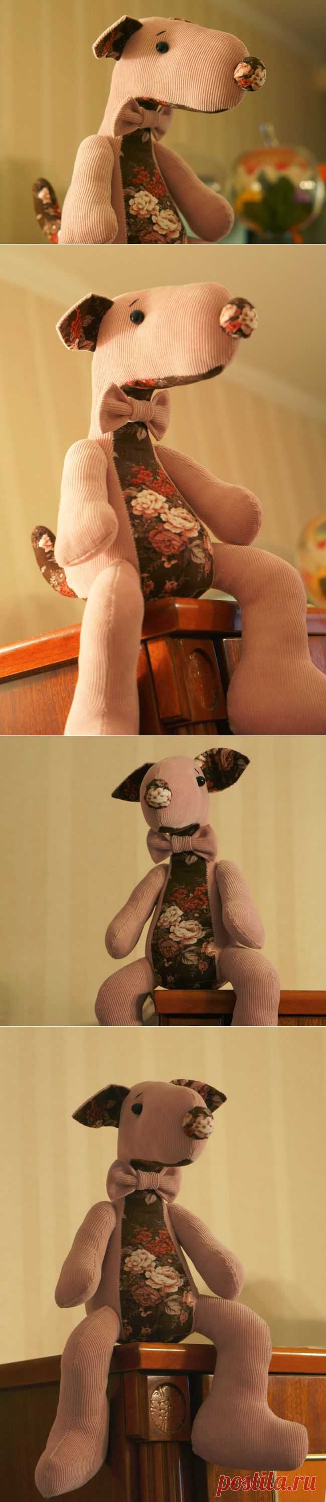 Интерьерная игрушка: собачонок Пинк с галстуком-бабочкой|Шнуристика