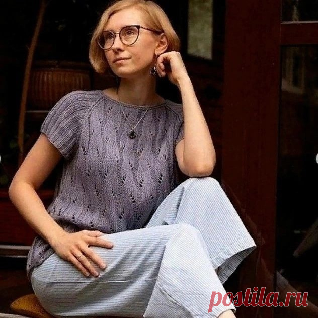 Летний джемпер-футболка реглан Летний джемпер-футболка регланРазмеры 32/34 (36/38, 40/42, 44/46, 48/50) - европейские - 38/40 (42/44, 46/48, 50/52, 54/56) - российскиеПотребуется 350 (400, 450, 500, 500) г серебристой пряжи (100% хлопка, 125 м/50 г); спицы №3,5; круговые спицы №3,5 длиной 60 см.Резинка: Попеременно 2...