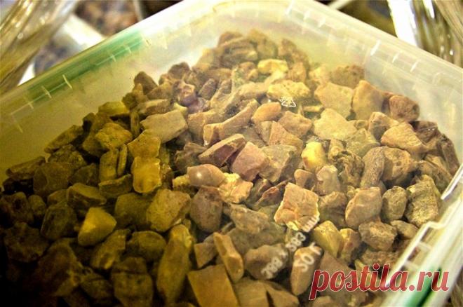 ФСБ задержала контрабандистов с 250 кг янтаря. Его стоимость оценивается в более чем 5 млн рублей.