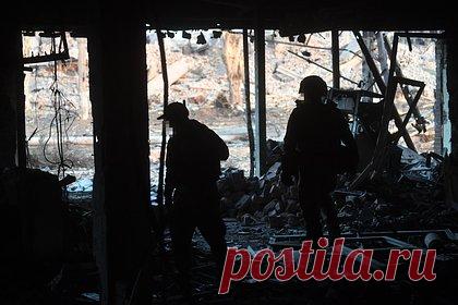 Беженцы рассказали о бесчинствах украинских полицейских в Артемовске. В Артемовске украинские полицейские и военные задерживали и забирали людей за чтение российских СМИ и соцсетей, рассказала беженка Мария. Она пожаловалась на бесчинства украинских силовиков. По ее словам, они проверяли документы и телефоны, а одного мужчину увели куда-то, жестко заломав ему руки за спину.