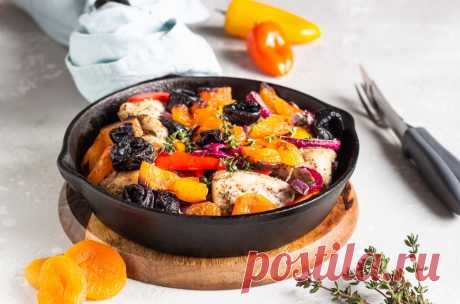 Куриная грудка, запеченная с овощами и сухофруктами | Меню недели