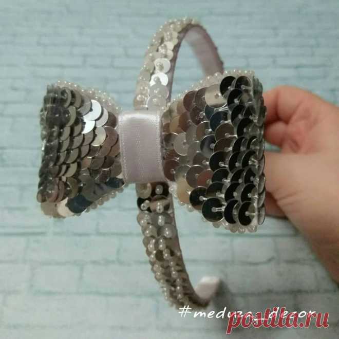 Блестящие новинки 
Если пролистать карусель, то можно увидеть искрящиеся ободки, расшитые гладкими зеркальными пайетками и чешским бисером 
Такими блестящими штучками можно украсить с одинаковым успехом и взрослую, и детскую голову
И не забываем, что такие ободки станут необычным и запоминающимся подарком для принцессы на 8 марта
Напоминаю, что из украшений можно создать оригинальный подарочный набор! 
#meduza_decor #украшениядлядевочек #аксессуары #гай #бисерипайетки #руч...