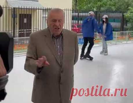 Жириновский обратился к татарским избирателям на турецком языке. Председатель ЛДПР Владимир Жириновский во время обращения к татарским избирателям перепутал языки и заговорил на турецком. «Я, пользуясь случаем, по-татарски обращаюсь ко всем жителям, знающим татарский язык в нашей стране», — сказал Жириновский. После этого лидер ЛДПР начал говорить на турецком языке.