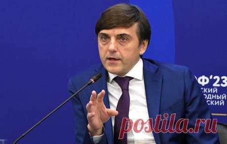 Минпросвещения заявило, что серебряные медали будут давать дополнительные баллы к ЕГЭ. По словам главы ведомства Сергея Кравцова, такую медаль можно будет получить за 1-2 четверки в аттестате