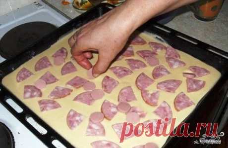 БЫСТРАЯ и ВКУСНЕЙШАЯ Пицца 
Чтобы не потерять рецепт, жмите "Класс!", а потом "Поделиться". Рецепт всегда будет на вашей стене в Одноклассники. ☛☛
Дорогие мои читатели. Я приготовила ее первый раз и когда ПОПРОБОВАЛА. то поняла. что я уже не смогу больше ее не ГОТОВИТЬ. Она на столько ВКУСНАЯ и ПРОСТАЯ .что когда ее ешь, понимаешь что это ВКУСНЯТИНА. Приготовьте и все ПОЙМЕТЕ сами. 
Ингредиенты:
 Яйца — 2 Штуки
 Майонез — 3 Ст. ложки 
Мука — 3 Ст. ложки
 Колбаса — 150 Грамм 
Лук — 1/2 Штуки
 Пом