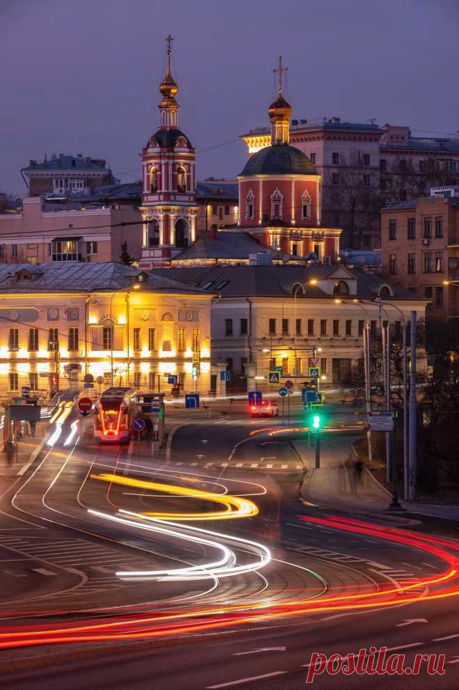 Храм Петра и Павла у Яузских Ворот и московские трамваи. Фото: Эрнст Асланян