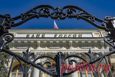 Центробанк похвалил россиян за тысячу доносов на компании. Россияне активно используют возможность пожаловаться Центробанку на компании с признаками нелегальной деятельности на финансовом рынке. По словам представителя регулятора, с момента публикации соответствующего списка через интернет-приемную и форму анонимного информирования поступило более тысячи доносов.