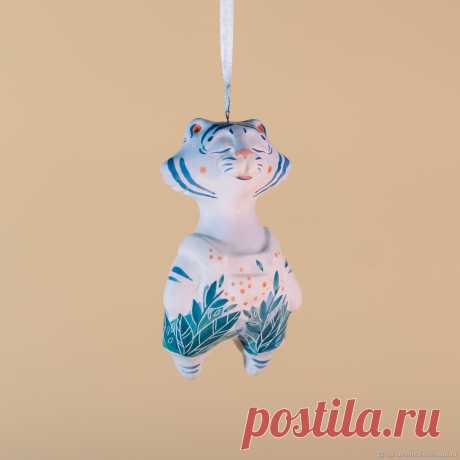 Год Голубого Тигра!
Мы уже во всеоружии встретить праздники – лесные ребята наряжены в костюмчики и томятся в ожидании своей ёлки. Отправим в любой уголок мира. Игрушка выполнена из белой глины, расписана ангобами или подглазурными красками. Варианты росписи могут быть различными и предоставлены по запросу.