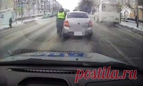 Пьяный водитель протащил гаишника по асфальту (видео)