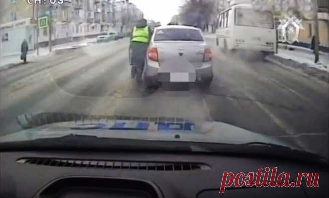 Пьяный водитель протащил гаишника по асфальту (видео)