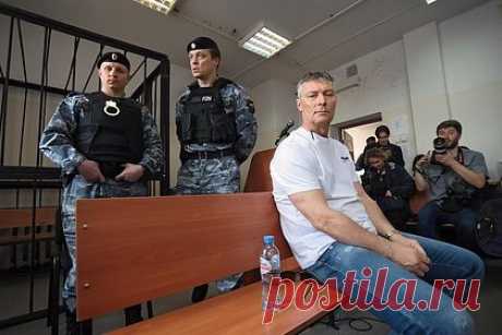 Бывший мэр Екатеринбурга Ройзман отказался давать показания в суде. Бывший мэр Екатеринбурга Евгений Ройзман (признан в РФ иноагентом) отказался в суде от дачи показаний по своему делу. На соответствующий вопрос судьи он ответил: «С вашего позволения не буду». Отмечается, что на слушании выступила с положительной характеристикой Ройзмана правозащитница Нюта Федермессер.