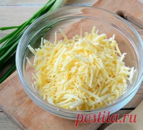 Вкуснейший куриный рулет дома!

Ингредиенты:

Сыр твердый — 200 г
Яйца — 3 шт.
Куриная грудка — 1 шт.
Лук репчатый — 2 шт.
Сметана — 3 ст. л.
Соль — по вкусу
Перец — по вкусу

Приготовление:

1. Подготовьте все необходимые ингредиенты. Куриную грудку пропустите через мясорубку вместе с одной луковицей.
2. Сыр натрите на крупной терке.
3. К сыру добавьте яйца и сметану. Хорошенько перемешайте массу до однородности.
4. Вот такой должна получиться сырная масса. Она не слишком...