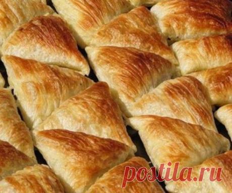 САМСА НА КЕФИРНОМ ТЕСТЕ С КУРИНЫМ МЯСОМ И КАРТОШКОЙ 
Для теста: 
2 яйца; 
1 стакан кефира (250 мл); 
1 чайная ложка соли; 
3 столовые ложки подсолнечного масла; 
щепотка соды; 
щепотка лимонной кислоты; 
3,5—4 стакана муки; 
яйцо для смазывания верха самсы. 
Для начинки: 
300 грамм куриного фарша; 
2 картофелины; 
3 луковицы; 
соль; 
чёрный перец; 
0,5 чайной ложки сухой приправы для птицы. 
В глубокую тарелку разбейте яйца и положите соль. Взбейте смесь вилкой. 
Добавьте кефир и перемешайт