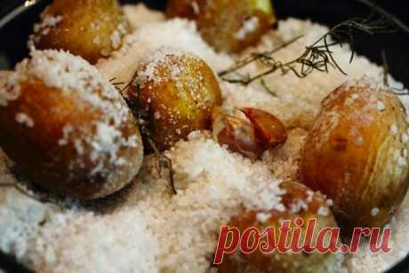 Картофель, запеченный в соли / Простые рецепты