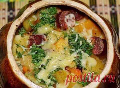Картофель с охотничьими колбасками в горшочке | Домашняя кулинария
