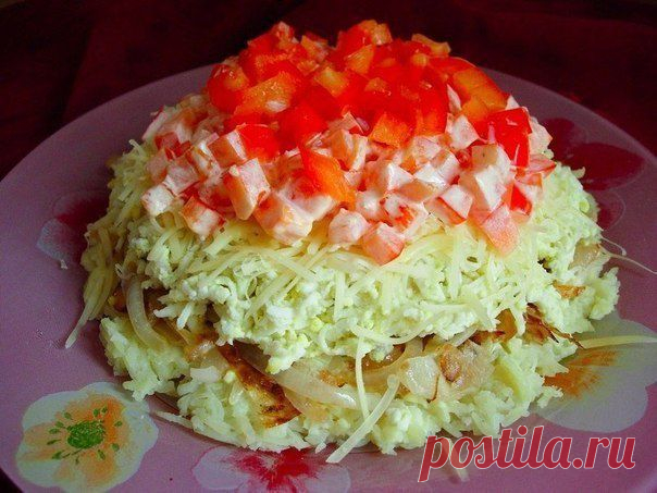 КАЛОРИЙНЫЙ - салат слоёный !!! **На блюдо слоями: 1)отв/терт/картофель 200г смешать с майонезом и солью; 2)обжаренные полукольца лука 1шт; 3)тертое яйцо 3шт, смажем майонезом; 4)тертый сыр 40г, смажем майонезом; 5)кубики болгар/перец 1шт смешать с майонезом; 6)посыпать кубиками болгар/перца. *Очень сытно !!!