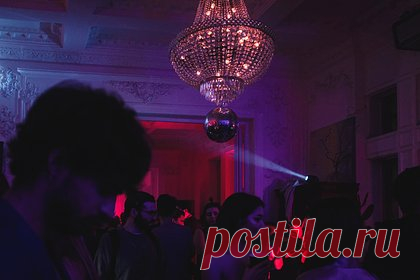 Лисовец назвал россиянкам самые модные образы для новогоднего корпоратива. Стилист и телеведущий Владислав Лисовец назвал россиянкам самые модные образы для новогоднего корпоратива. В первую очередь эксперт призвал избегать облегающих нарядов, чтобы не ограничивать себя в движении во время праздника. Помимо этого, по словам специалиста, подходящим станет даже летнее блестящее платье.