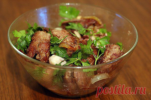 Болгарский салат с куринной печенью и грибами.