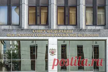 В Совфеде отреагировали на призыв Макрона отказаться от компромиссов с Россией. Высказывания президента Франции Эммануэля Макрона говорят о двуличии его политики. Так на призыв к Западу отказаться от компромиссов с Россией отреагировал глава комитета Совета Федерации по международным делам Григорий Карасин. По его словам, никто из политической элиты Франции не ловит Макрона на противоречиях.